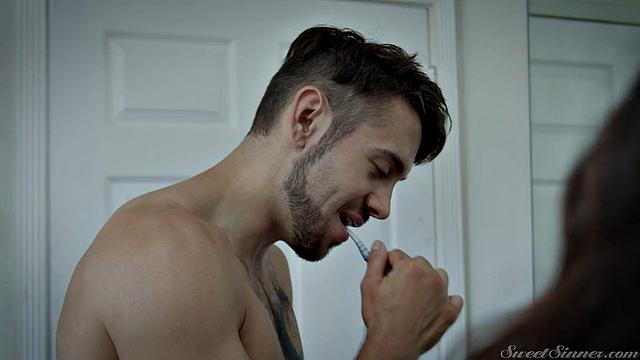 Брендон вылизывает и жарит подругу друга в постели, пока та кайфует от секса и кончает на члене Nathan Bronson и Jazmin Love.