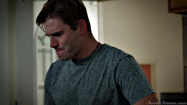 Брендон вылизывает и жарит подругу друга в постели, пока та кайфует от секса и кончает на члене Nathan Bronson и Jazmin Love.