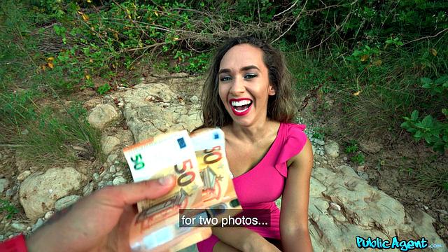 Бриана Бандерас сосёт и трахается на улице за деньги, кончает на лицо у камней.