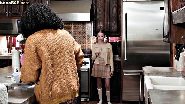 Стройная в чёрном белье принимает здоровенный черный член глубоко