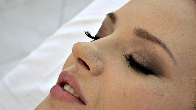 Tiny lesbo babe 3way strapon after pussyeating