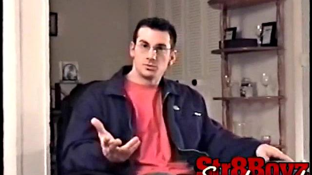 Гей-спортсмен Джанни дрочит свой большой член на камеру.