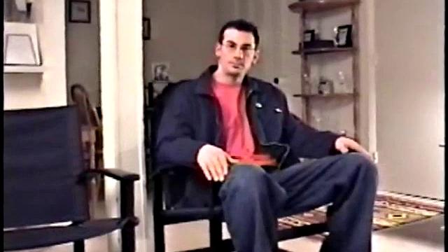 Гей-спортсмен Джанни дрочит свой большой член на камеру.