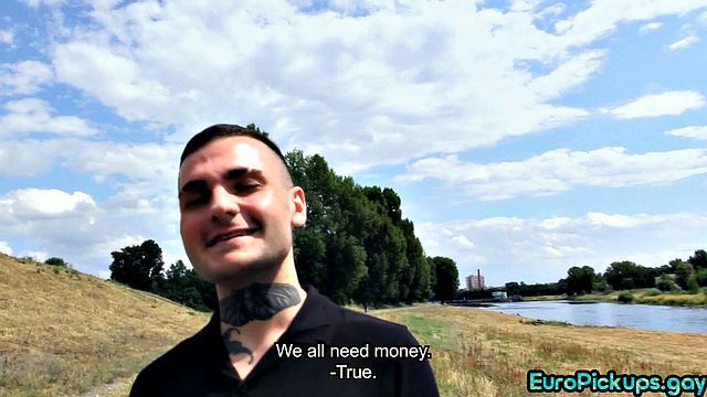 Смотри, как этот натурал сосёт на улице за деньги