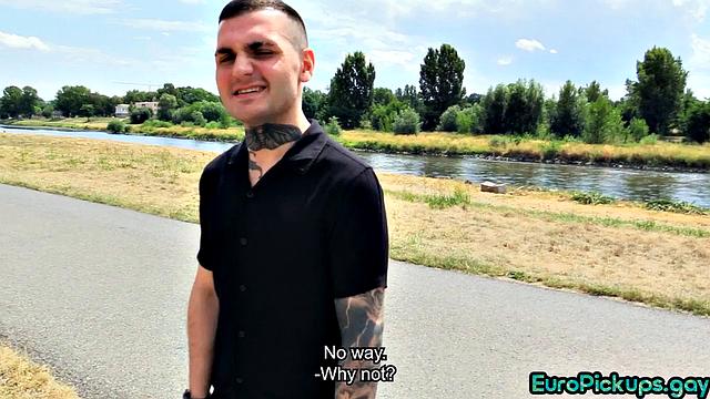 Смотри, как этот натурал сосёт на улице за деньги