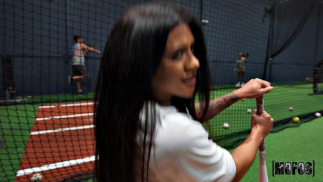 Элис Тандер раскручивает клюшку GI Joey - бейсбол по-взрослому