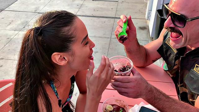 Andreina De Luxe - 3rd Wheel