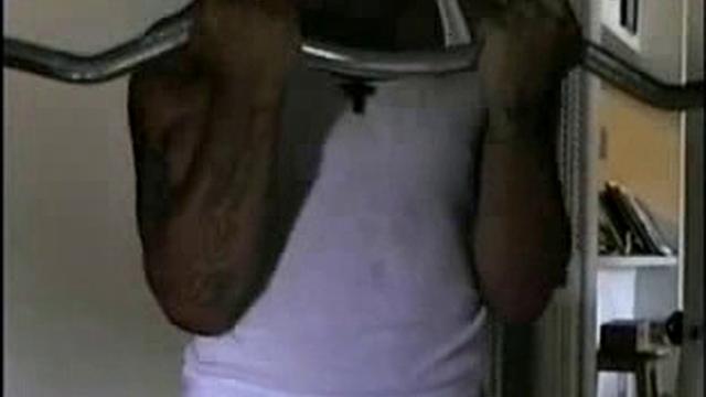 Два зрелых гетеро парня получают глубокий минет от мужчины, который знает толк в удовольствии.