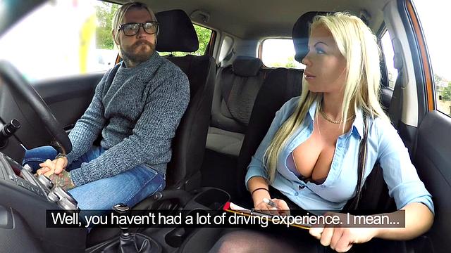 британская милфа на каблуках сосет и получает в сочную киску прямо в машине