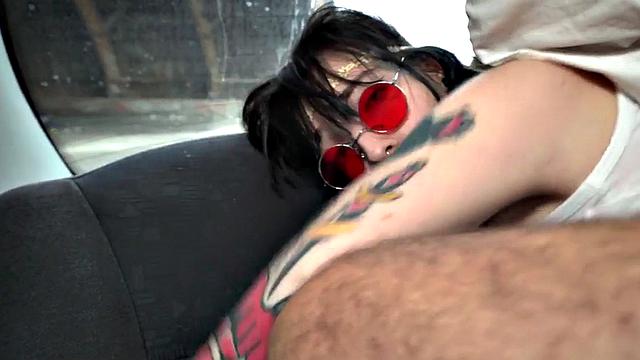 Alternative pierced slut pussyfuck for a free ride