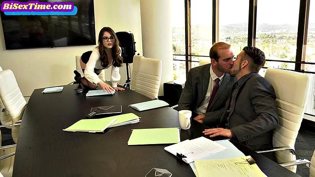 Смотри, как зрелая в чулках сосёт и трахается в жёстком би-трио с парнями и девушкой.