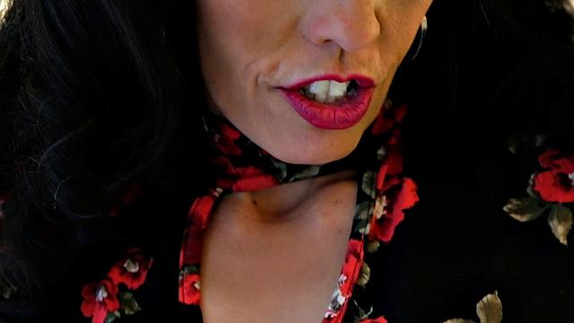 Разведёнка показывает, как надо ласкать себя и шутит над зрителями