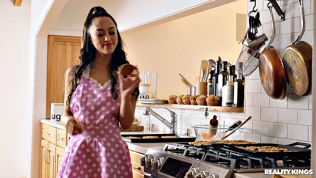 Алексия Андерс жарит на кухне и получает сперму на лицо от Исайи Максвелла.