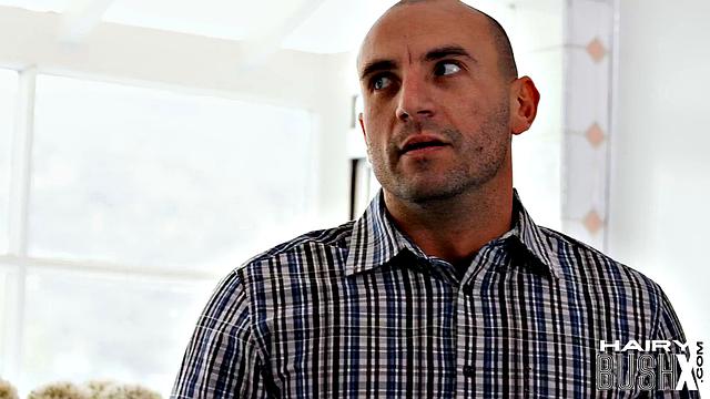 Волосатые бабы не сдерживаются - жестко трахаются вчетвером, мокрые киски на всю катушку!