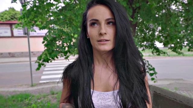 европейская малолетка сосёт и отдается раком за деньги на улице