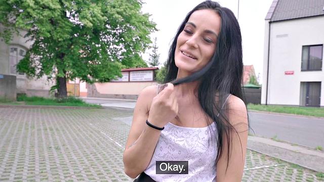 европейская малолетка сосёт и отдается раком за деньги на улице