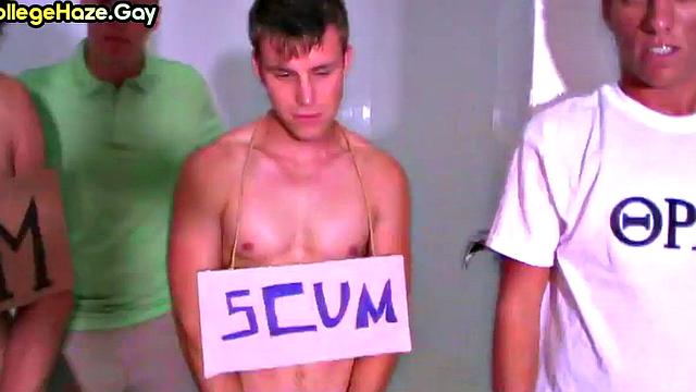 брутальный гетеро попал под раздачу в душе, братва смеётся