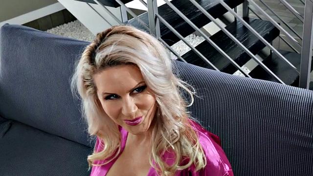 Hugetits cougar pleasured orally by little guy before riding him