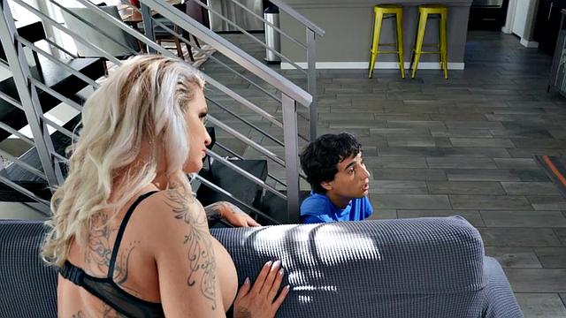 Hugetits cougar pleasured orally by little guy before riding him