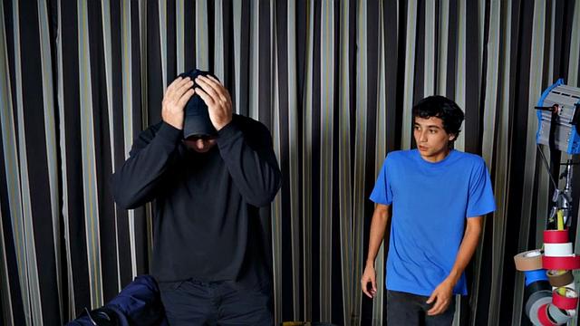 смотри как зрелая с большими сиськами лижет молодого и скачет на нем