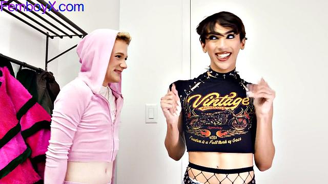 Glam influencers in threesome