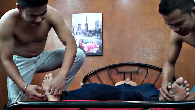 гетеро парень связан и дрочит ему мужик