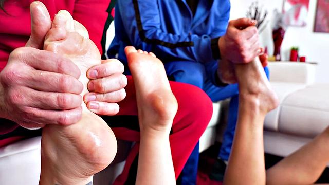 Жаркая пилатес-растяжка - отчимы и девушки трахаются на диване