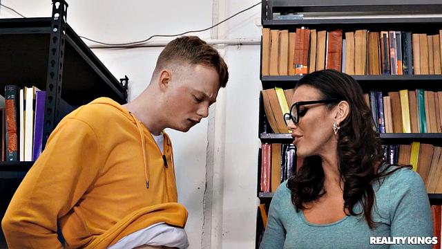 Блондинка сдала парня и дала библиотекарше, жаркая ебля между рядами книг!