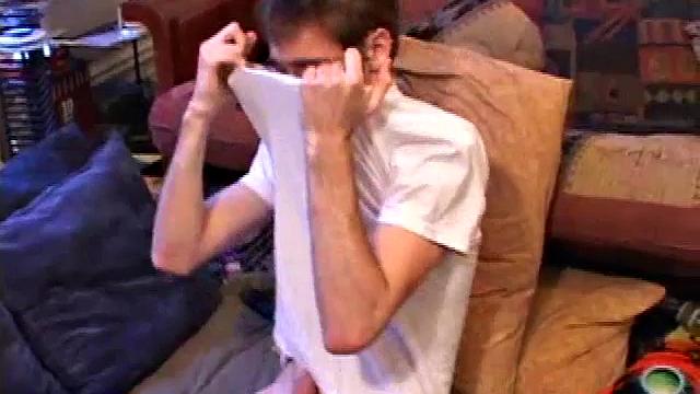 майкл уайтвуд дрочит под гей-порно после катания на скейте