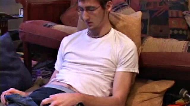 майкл уайтвуд дрочит под гей-порно после катания на скейте