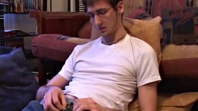 майкл уайтвуд дрочит под гей-порно после катания на скейте