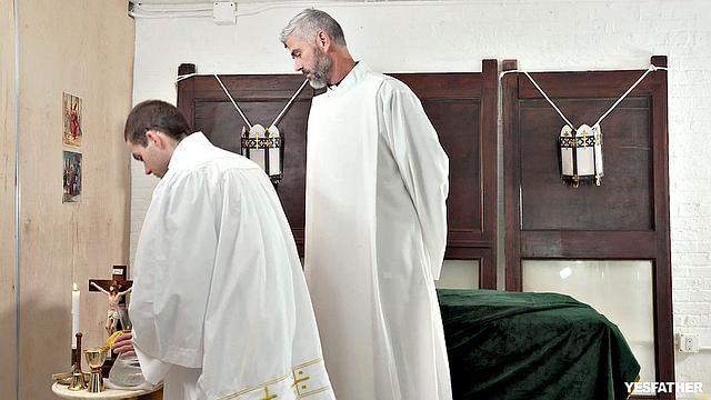 Маркус Риверс бросает церковь ради рук с мальчиком у алтаря