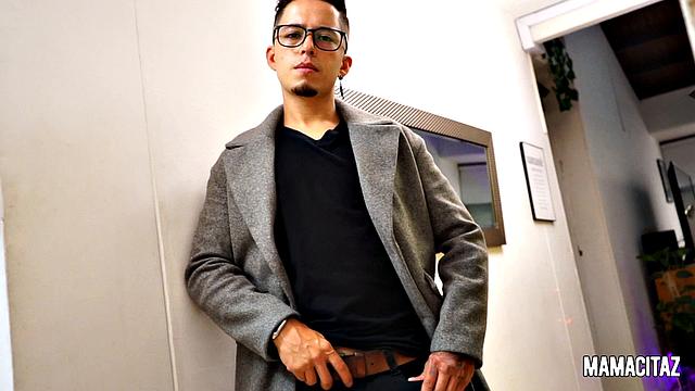 Горячая горничная Лола - фантазии о большом заднице и жёстком трахе на кухне с Logan Salamanca и Lola Hendricks, Hanna Mills тоже участвует.