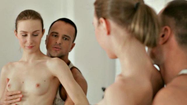 Даниэла страстно трахается с фитнес-тренером и получает густую порцию в киску