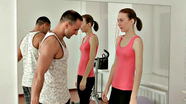 Даниэла страстно трахается с фитнес-тренером и получает густую порцию в киску