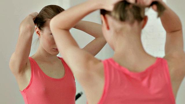 Даниэла страстно трахается с фитнес-тренером и получает густую порцию в киску