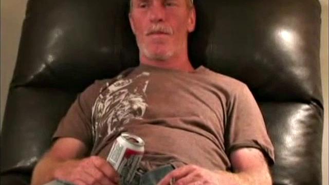 Ральф снова не выдержал, зрелый красавец жестко доводит до оргазма мужика рукой в гей-встрече, сперма летит на лицо взрослому партнеру.