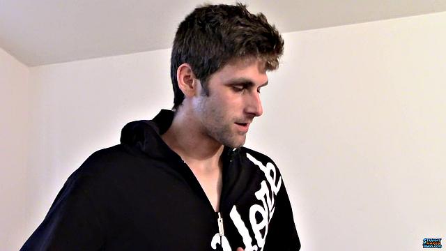 Аполло Делион дрочит с подпрыгивающими яйцами