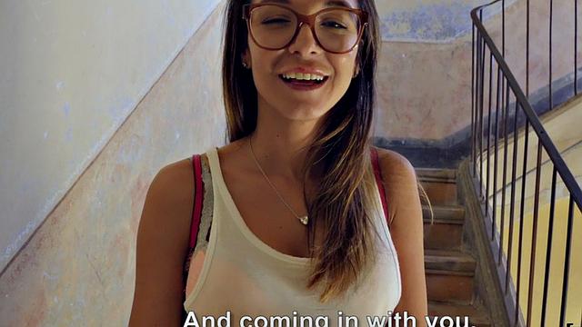 знойная умница в очках скачет на толстом члене на публике как безумная