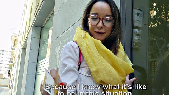 знойная умница в очках скачет на толстом члене на публике как безумная