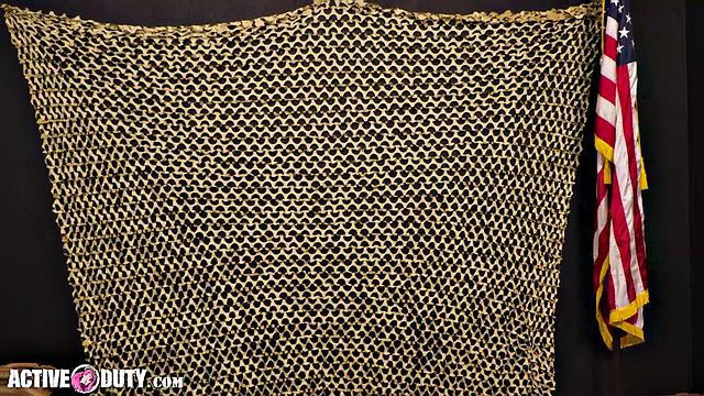 мускулистый солдат получает по полной от большого члена