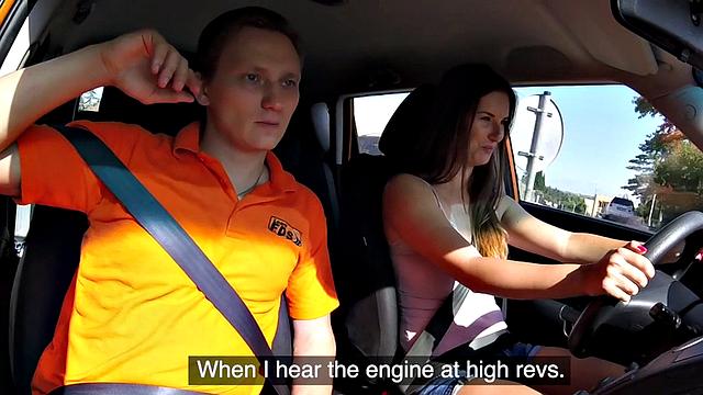 брюнетка получает кунилингус в машине и трахается