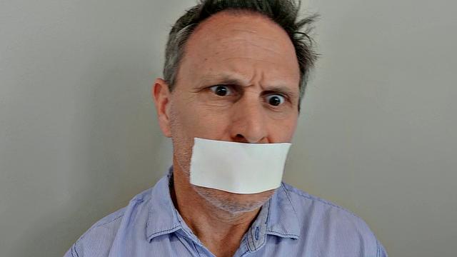 брюнетка прячет вора и жестко скачет на нем