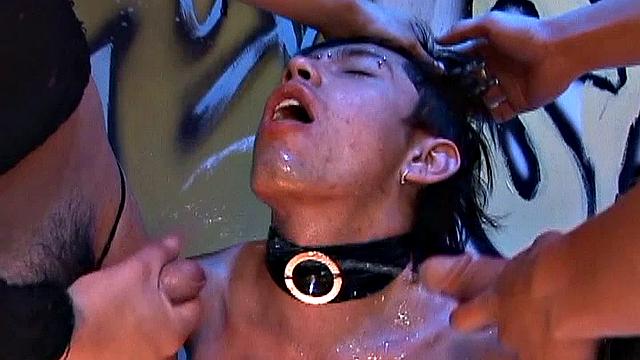 Тито опять на коленях: парни используют его рот и босоножки по полной