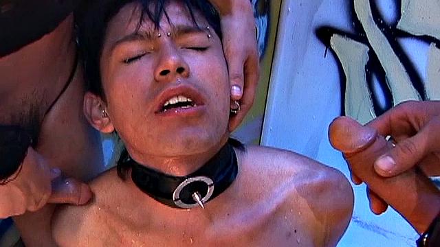 Тито опять на коленях: парни используют его рот и босоножки по полной