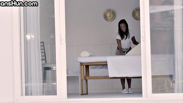 Stunning TS ramming babe in 3some after blowjob