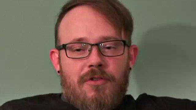 Брутальный мужик дрочит толстый член и выстреливает мощно