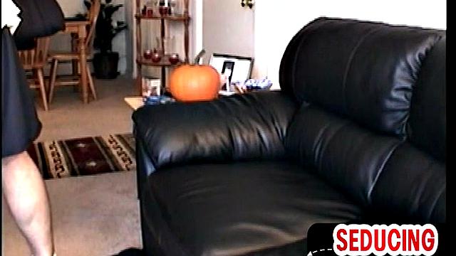 Busty jock got blowjob by gay