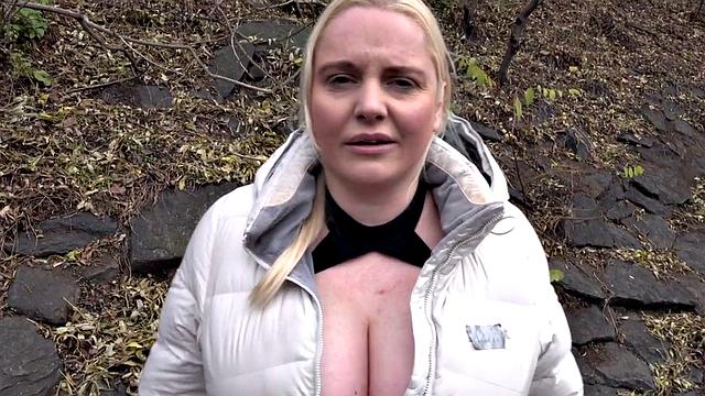 пышная европеечка шутит и отсасывает прямо на улице