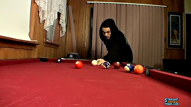 Стрейт, голый, играет в бильярд, дрочит - Уайли